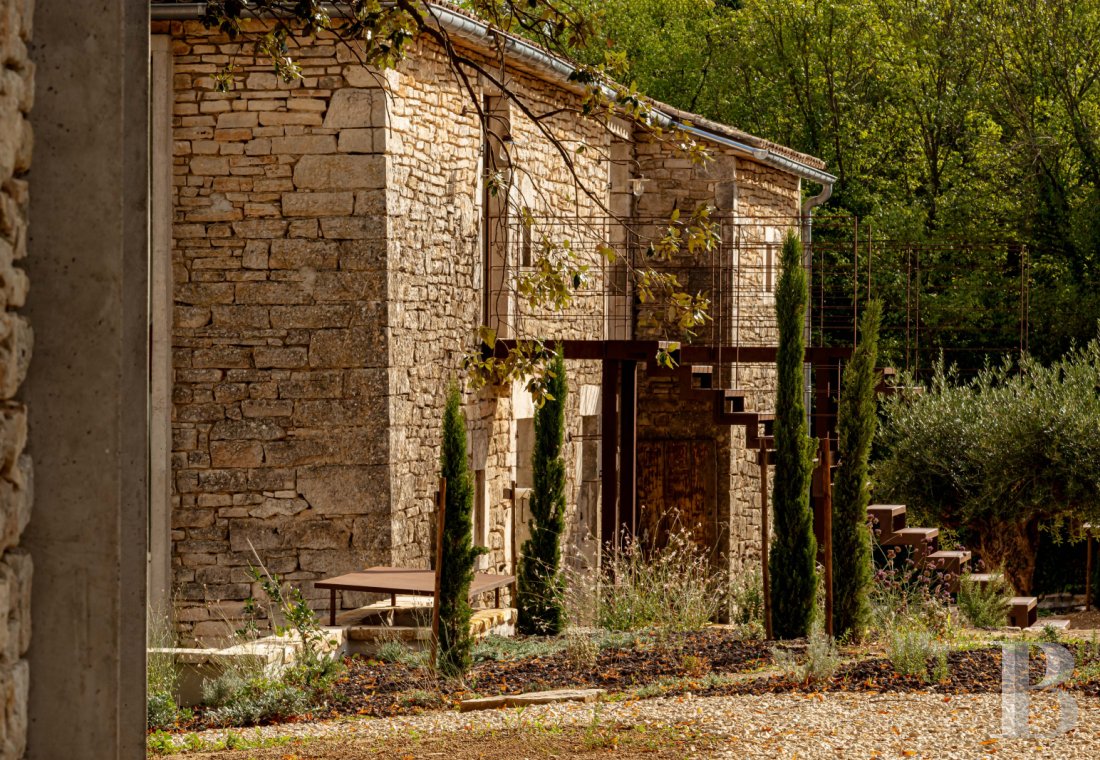 Dans le Gard, en bordure de l’Ardèche, un ancien mas restauré au milieu des oliviers, des vignes et des lavandes - photo  n°30